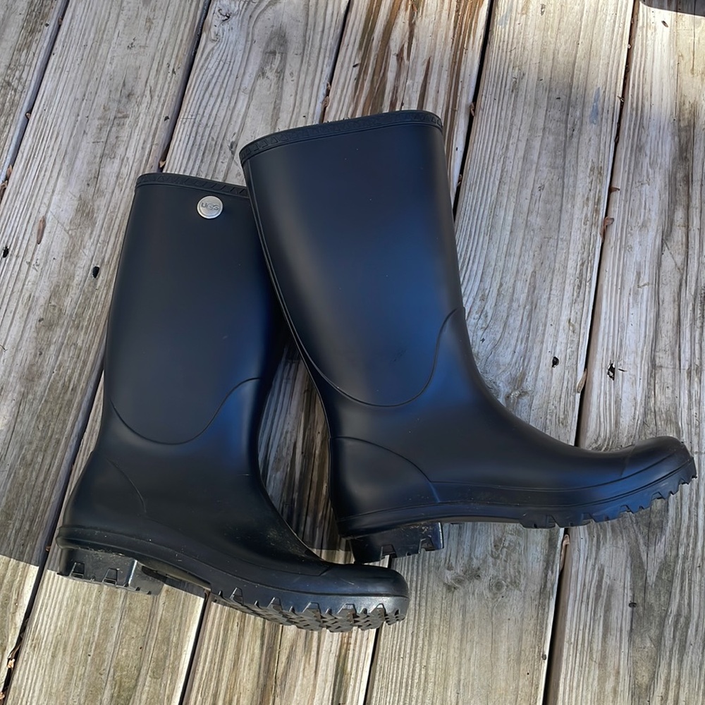 EUC- UGG CLASSIC SHELBY BLACK RUBBER SNOW/ RAINBOOTS US 10/ EU 41 / UK 8